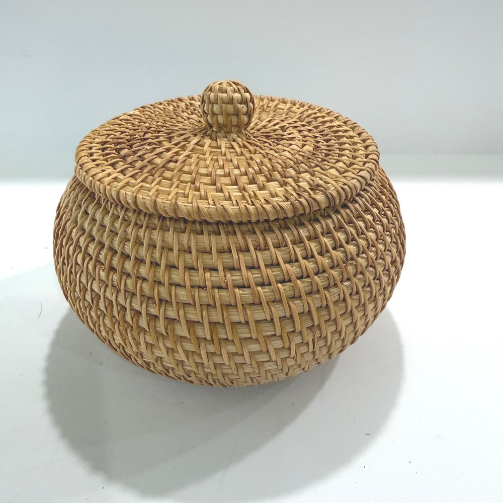 Handwoven Round Wicker Basket with Lid Natural Rattan Trinket Box Storage 5.5in